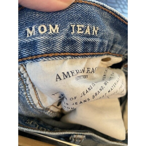 American Eagle Light Wash Destressed Mom Jeans Sz.4 - Picture 4 of 8